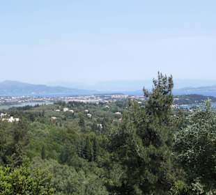 Achilleion Garten und Blick auf Korfu Stadt