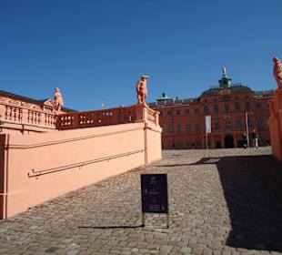 Auffahrt zum Ehrenhof mit Balustradenfiguren