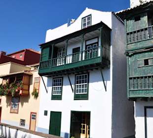 Typische Holzbalkone an der Avenida Maritima