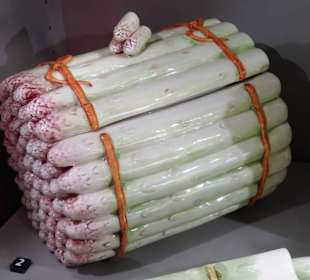 In der Ausstellung zur Spargel-Tischkultur