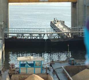 Fahrt durch die Schleuse