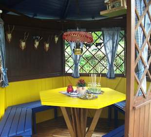 Kleiner Pavillion inmitten der Terrasse