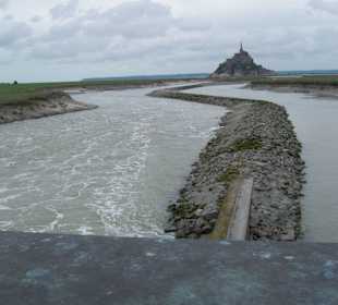 Rivière, barrage et Mont-St-Michel