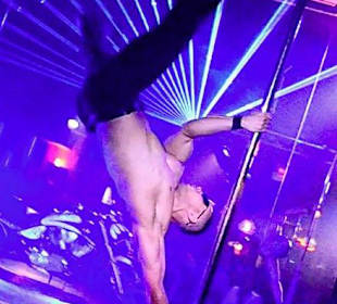 Show Blade im Dollhouse, Pole Dance Figur