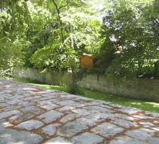 Wallmauer entlang des Weges