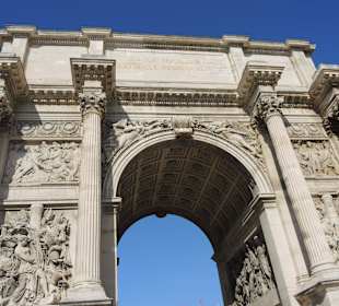 Porte Royale (dt. Königstor) ist ein Triumphbogen
