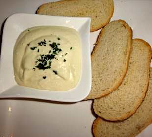 Ciabatta mit hausgemachtem Knobi-Dipp