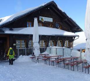 Gemütliche Schutzhütten am Berg