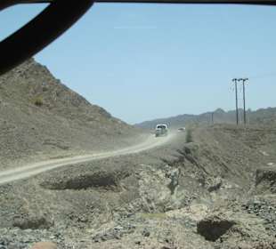 Fahrt durchs Gebirge Richtung Wüste