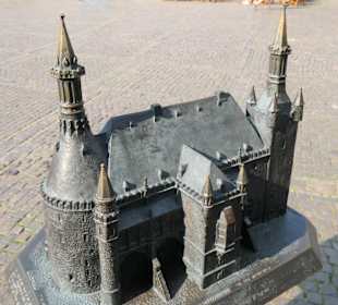 Tastmodell vom Aachener Rathaus mit Blindenschrift