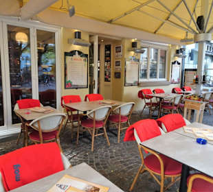 Sitzplätze auf der Terrasse des Mamma Mia