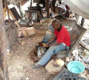 Schnitzer bei der Arbeit