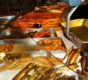 Tresen mit Räucherfisch bei Fiedlers