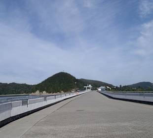 Na koronie zapory w Solinie