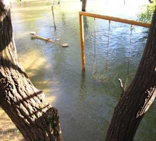 Schaukeln und wippen nur im Bikini. Caglayan