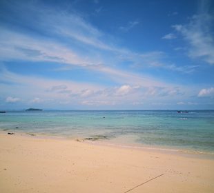 Złociste słońce, szmaragdowa woda i miękki piasek