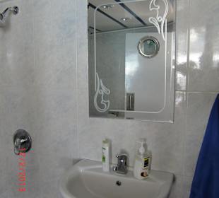 Samt Waschbecken und Spiegel