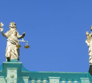 Goldenes Tor mit Statuen auf dem Tor