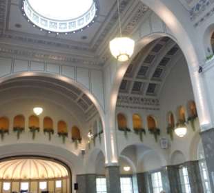 In der Wandelhalle – Blick zur Bühne
