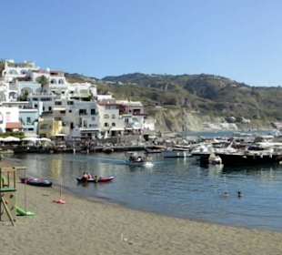 Bucht mit Hafen von S. Angelo