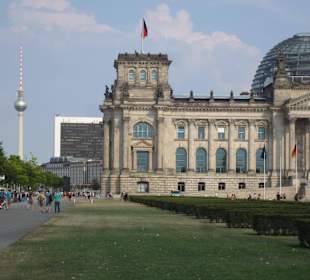 Außenansicht mit Fernsehturm