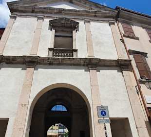 Nicht zu Übersehen im Ort