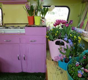 Kleiner Wohnwagen im Park