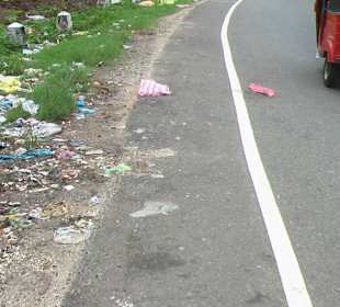 Abfall am Seitenstreifen 