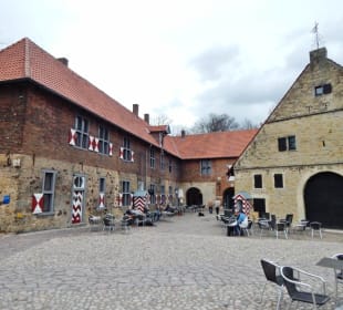 Vorburg mit Cafe Reitstall