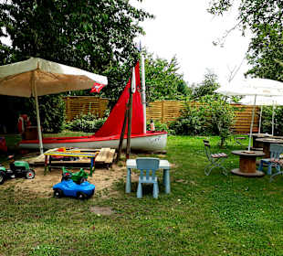 Die Naschkatze in Krummin am Ende der Allee