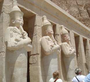 Säulen mit Standfiguren