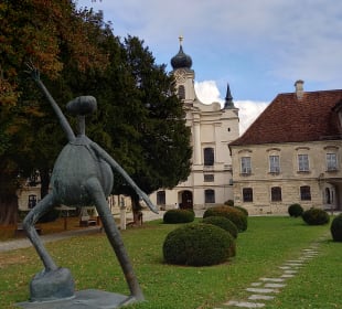Plastik von Heinrich Kirchner
 Klostergasthof Raitenhaslach