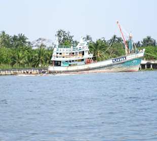 Mit dem Longtailboot zum Amphawa Floating Markt