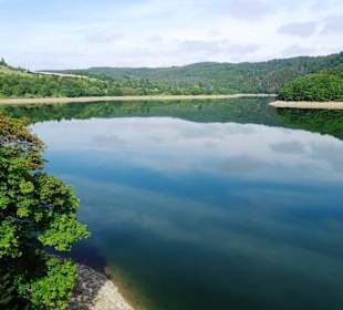 Blick über den See der Talsperre