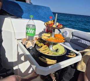 Speedboot mit Riffschnorcheln