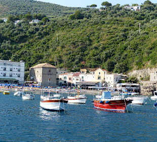 Netter Strand und Hafen