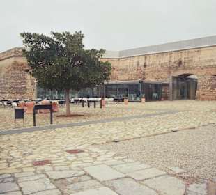 Kawiarnia obok katedry