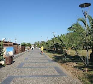 Promenade zwischen Hotelanlage und Strand