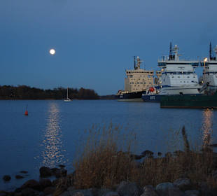 Eisbrecher im Vollmond
