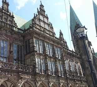 Schöner Markplatz am Rathaus