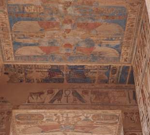 Schriftzeichen im Habu Tempel