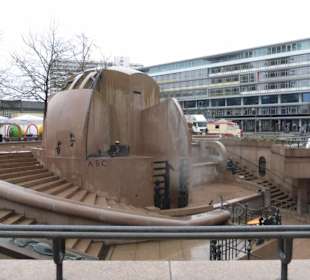 Der Weltkugelbrunnen vor dem Europa-Center