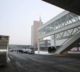 Zwischen den Messehallen