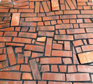 Typisches Mauerwerk im Hundertwasser Bahnhof