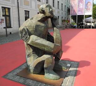 Vor dem Prediger die Figur aus Bronze: Melancholie
