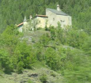 Blick zu Schloss Sprechenstein (Castel Pietra)