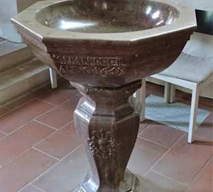 Das Taufbecken in der Kirche St. Andreas