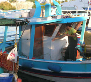 Port w Kos - szykowanie sieci do połowu.