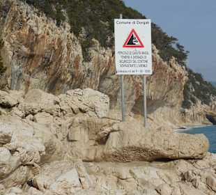 Felsen beschwerlich zu übersteigen