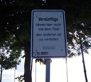 Diese Schilder stehen in der Strandpromenade